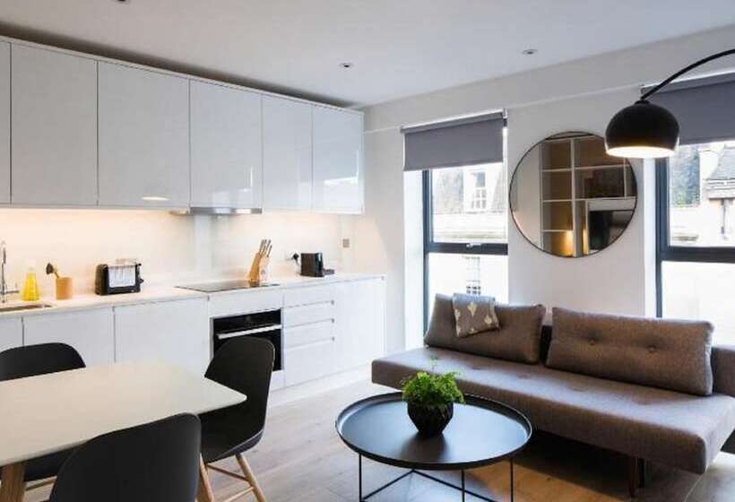 استودیوی سوپریور, Hiding Space   Westgate Apartments