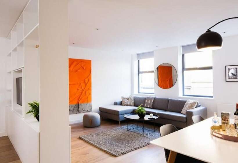 استودیوی لوکس, Hiding Space   Westgate Apartments