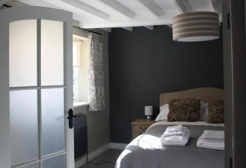 デラックスルーム, The Three Horseshoes