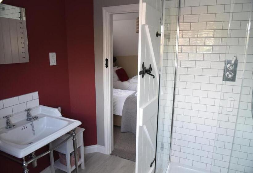 标准间, The Three Horseshoes