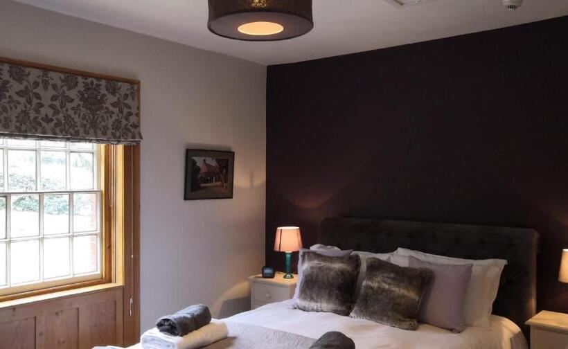 带大床的套房, The Three Horseshoes