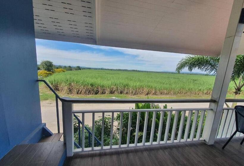 اتاق خانوادگی با چشم‌انداز کوه, Aob Oun Homestay