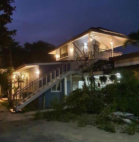 اتاق خانوادگی با چشم‌انداز کوه, Aob Oun Homestay