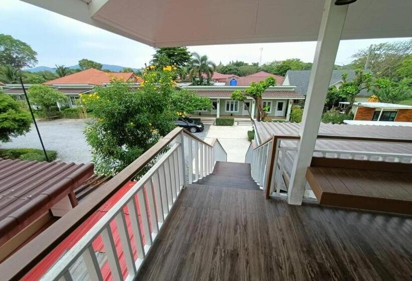 اتاق خانوادگی با چشم‌انداز کوه, Aob Oun Homestay