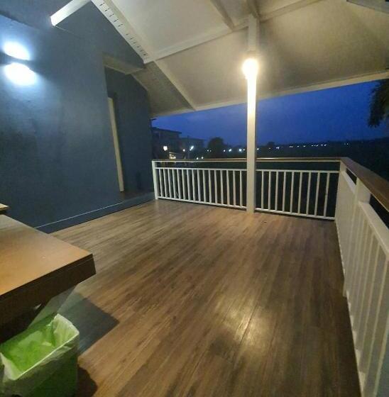 اتاق خانوادگی با چشم‌انداز کوه, Aob Oun Homestay