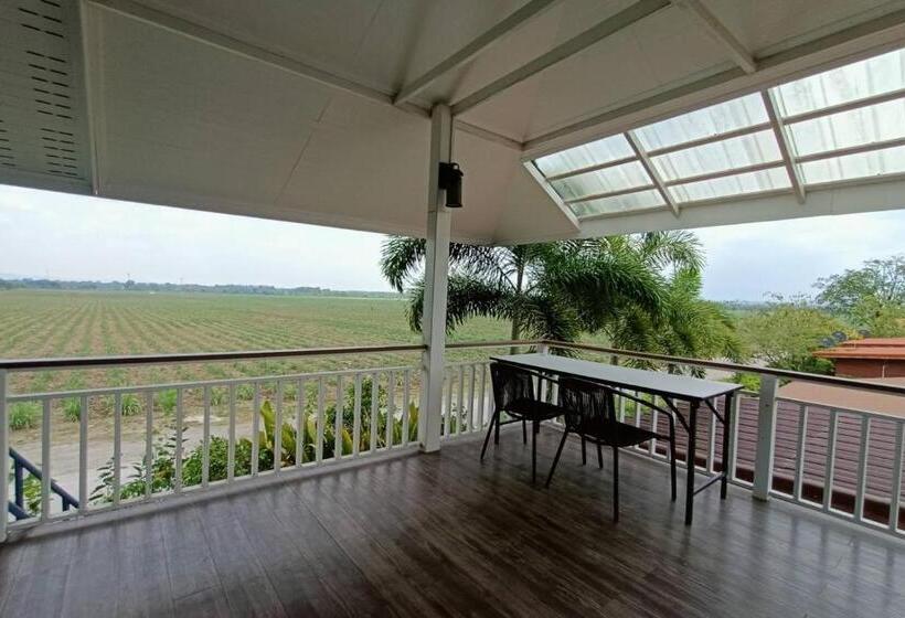 اتاق خانوادگی با چشم‌انداز کوه, Aob Oun Homestay