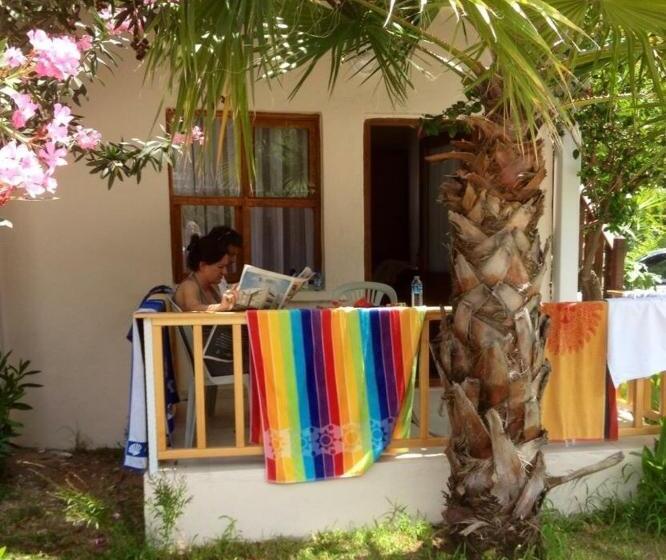 اتاق استاندارد سه تخته با بالکن, Sunset Boutique Hotel & Apartments