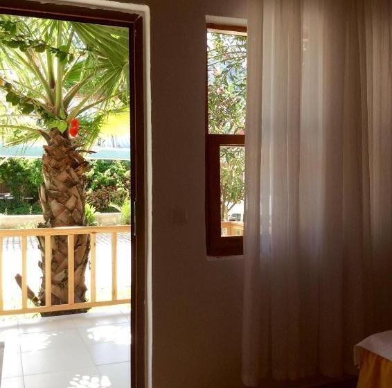 اتاق استاندارد سه تخته با بالکن, Sunset Boutique Hotel & Apartments