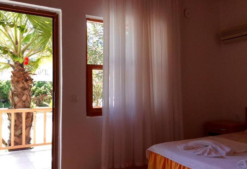 اتاق استاندارد سه تخته با بالکن, Sunset Boutique Hotel & Apartments