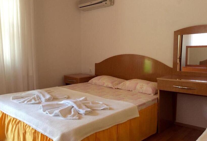 اتاق استاندارد سه تخته با بالکن, Sunset Boutique Hotel & Apartments