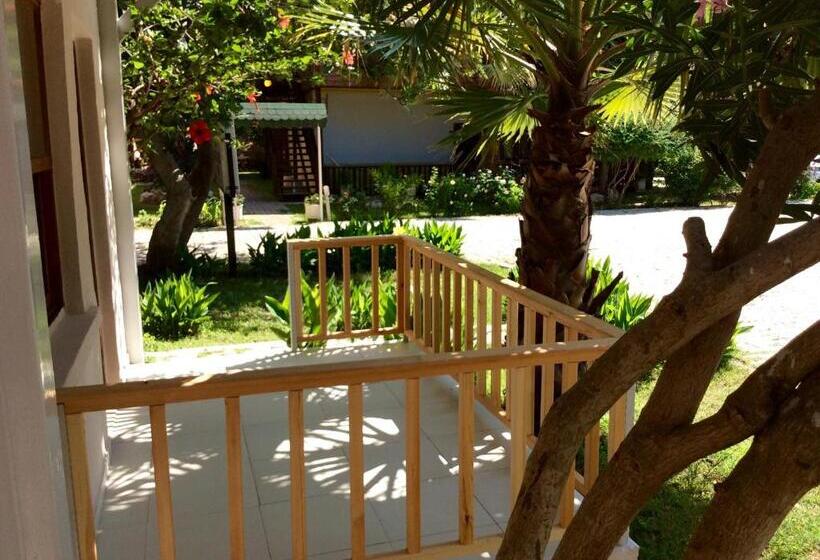 اتاق استاندارد سه تخته با بالکن, Sunset Boutique Hotel & Apartments