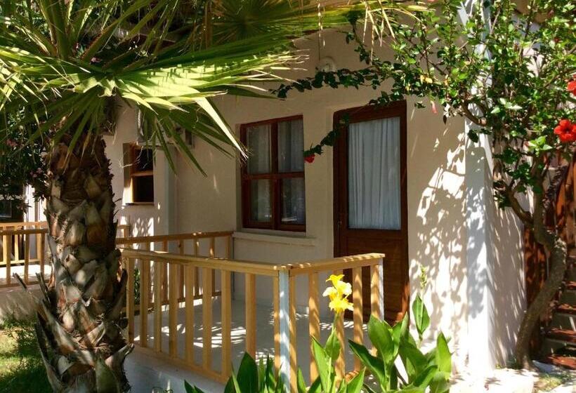 اتاق استاندارد سه تخته با بالکن, Sunset Boutique Hotel & Apartments