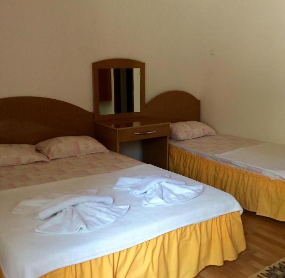 اتاق استاندارد سه تخته با بالکن, Sunset Boutique Hotel & Apartments