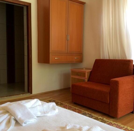 Трехместный Номер Стандарт с Балконом, Sunset Boutique Hotel & Apartments