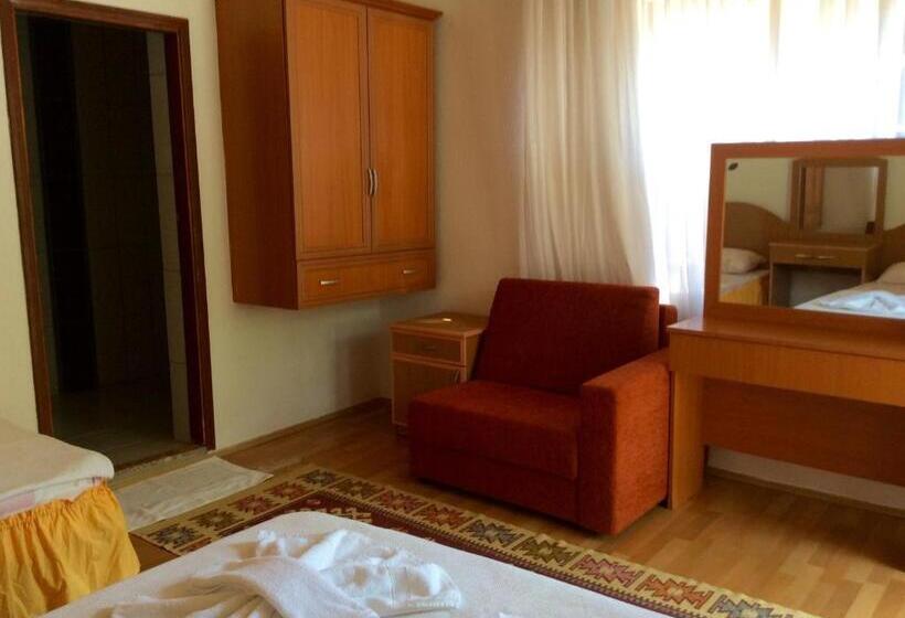 اتاق استاندارد سه تخته با بالکن, Sunset Boutique Hotel & Apartments