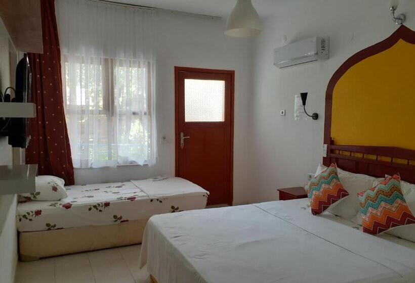 اتاق استاندارد سه تخته با بالکن, Sunset Boutique Hotel & Apartments