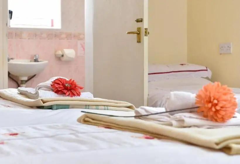 اتاق استاندارد سه نفره, The Warren Guest House