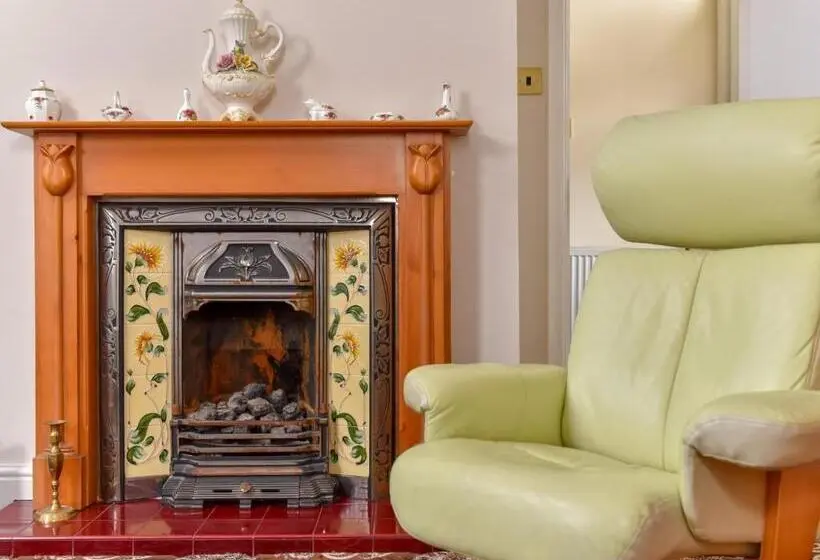 اتاق استاندارد سه نفره, The Warren Guest House