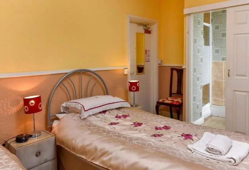 اتاق استاندارد سه نفره, The Warren Guest House