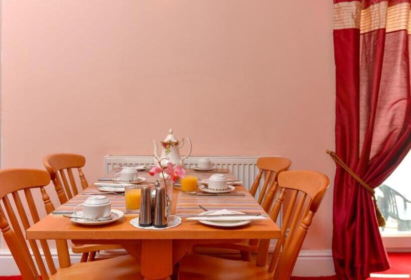 Номер Стандарт Трехместный, The Warren Guest House