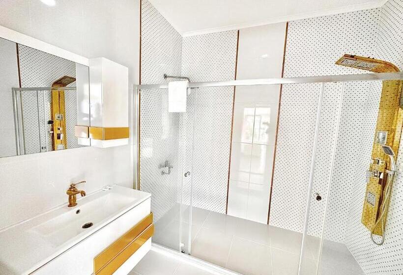 キングサイズベッドのスイートルーム, Zehra