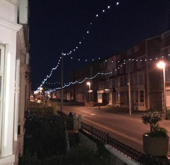 스탠다드 트리플 룸, The Merlin