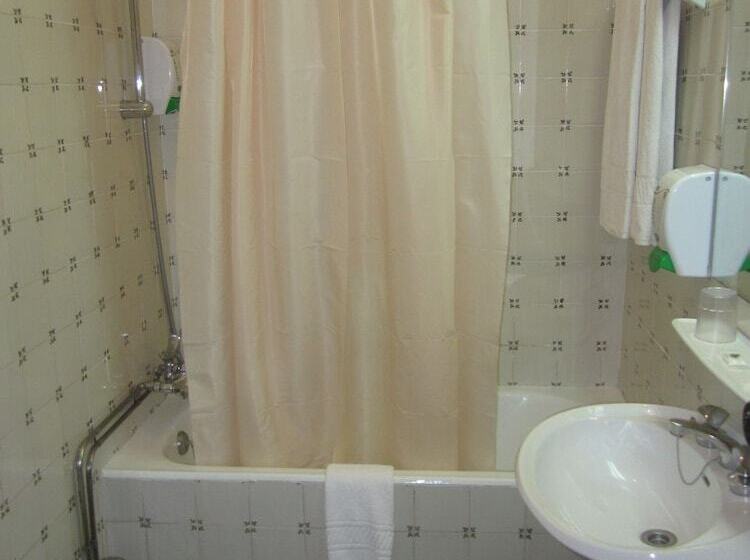 اتاق استاندارد سه نفره, Calatrava