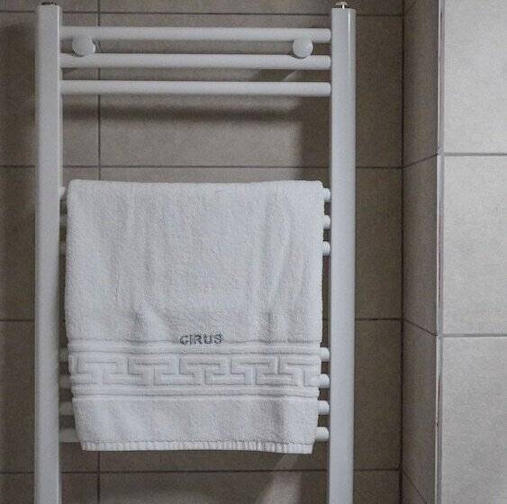 اتاق خانوادگی, Cirus