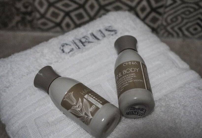 Quarto Familiar, Cirus