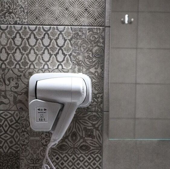 اتاق خانوادگی, Cirus