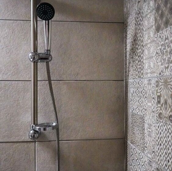 اتاق خانوادگی, Cirus