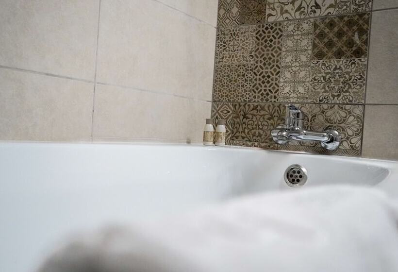 Quarto Familiar, Cirus