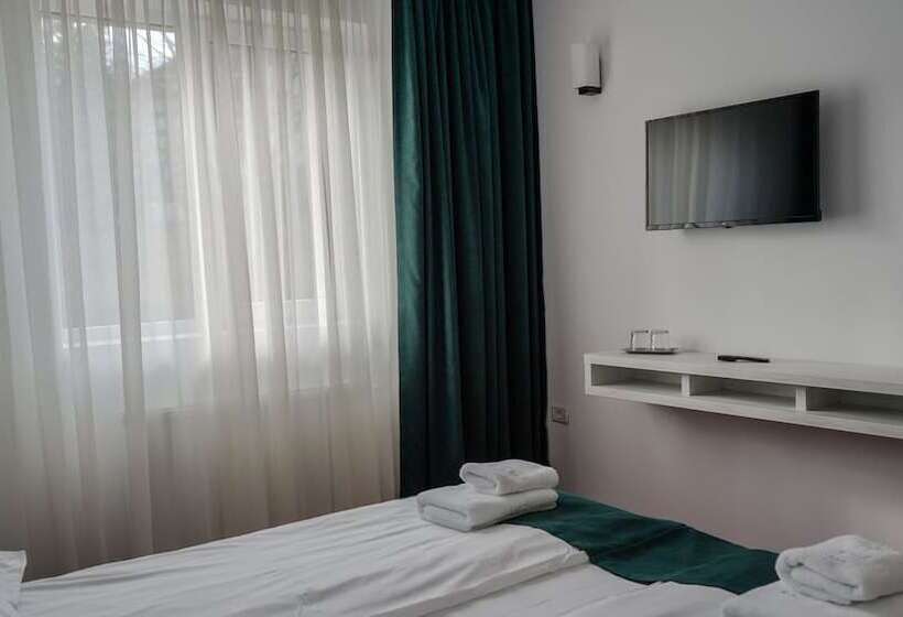 اتاق خانوادگی, Cirus