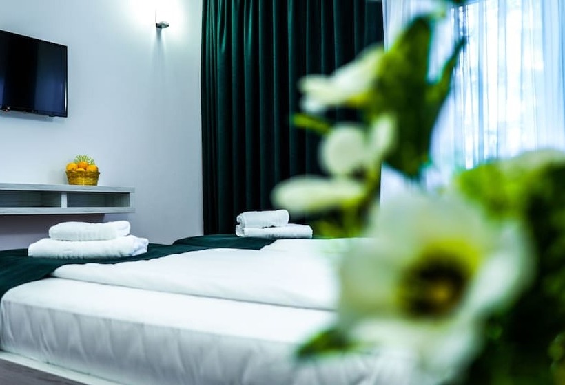 اتاق خانوادگی, Cirus