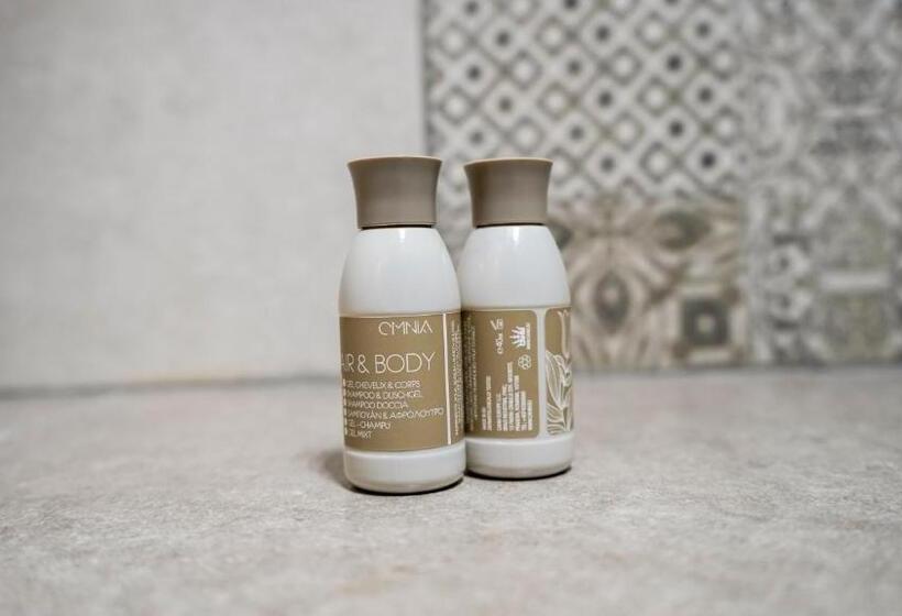 اتاق خانوادگی, Cirus