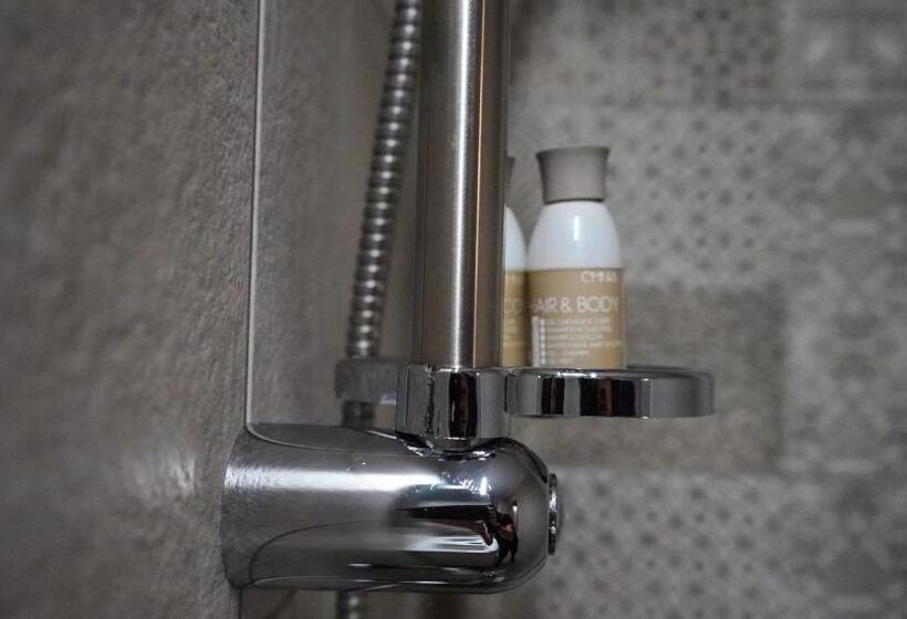 اتاق خانوادگی, Cirus