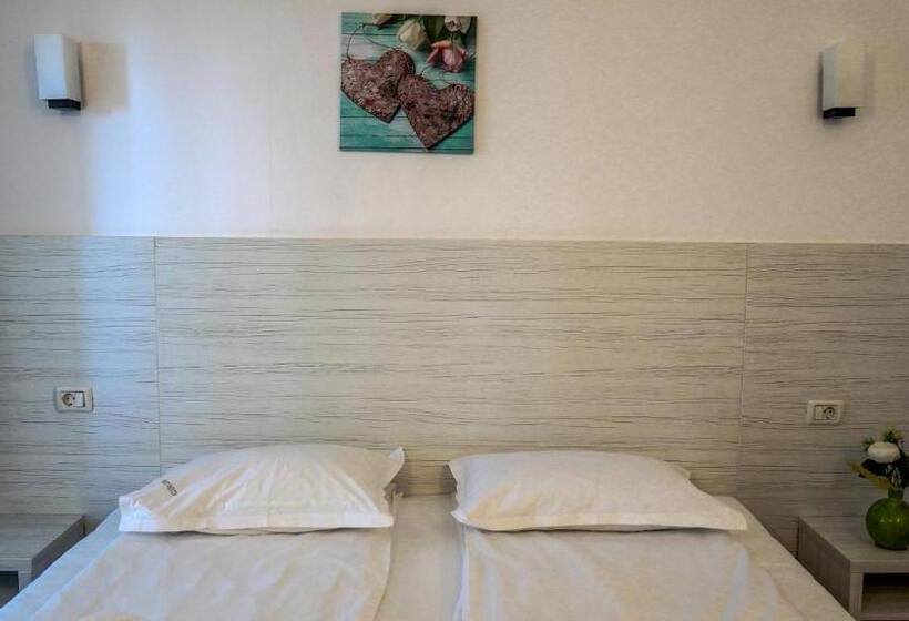 اتاق خانوادگی, Cirus