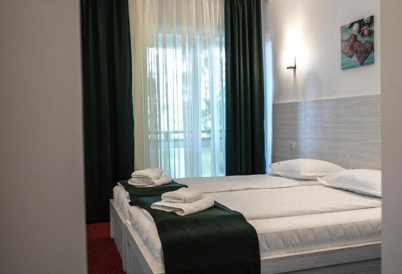 اتاق استاندارد با بالکن, Cirus