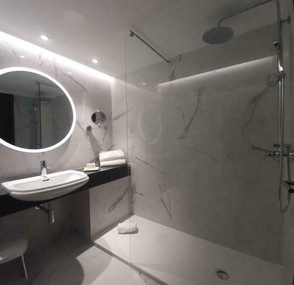 اتاق استاندارد سه نفره, NH Coimbra Dona Inês