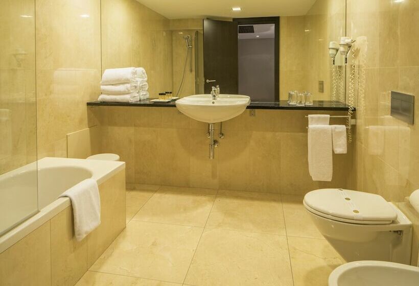 اتاق خانوادگی, NH Coimbra Dona Inês