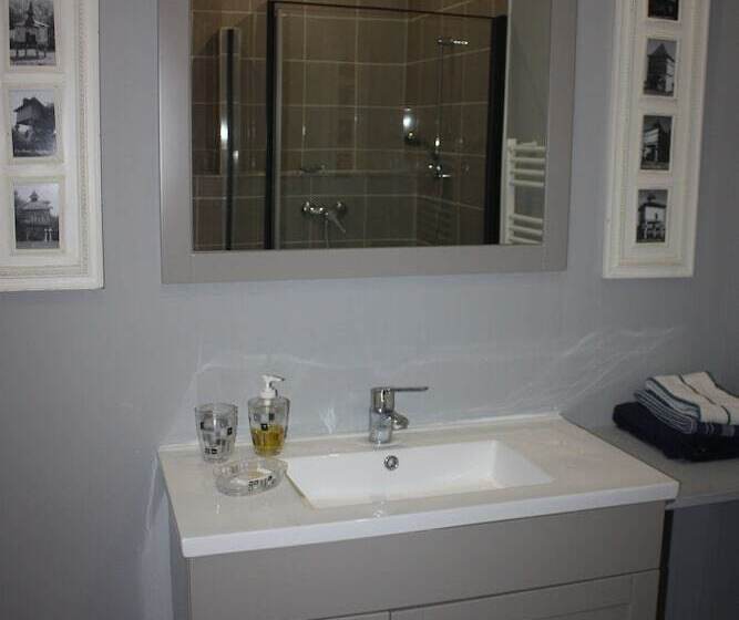 标准三人间, Presbytere De Jonquiere