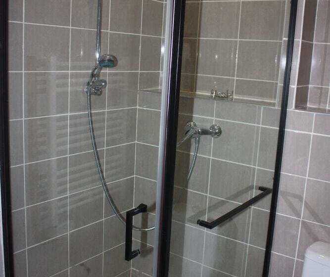 标准三人间, Presbytere De Jonquiere