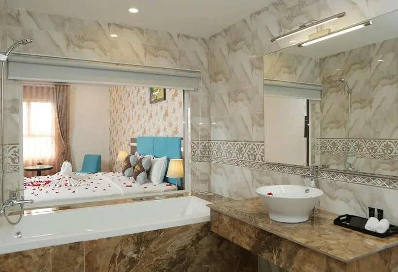 اتاق لوکس, The Mira Boutique