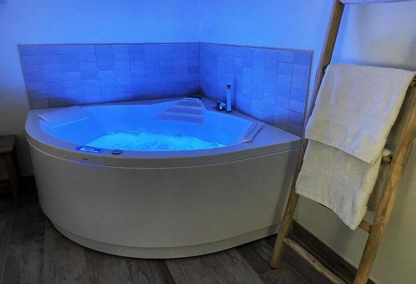 מיטת קינג בסוויטה, Mas La Chêneraie Lourmarin   Au Calme, à 10 Mn Du Centre Ville à Pied