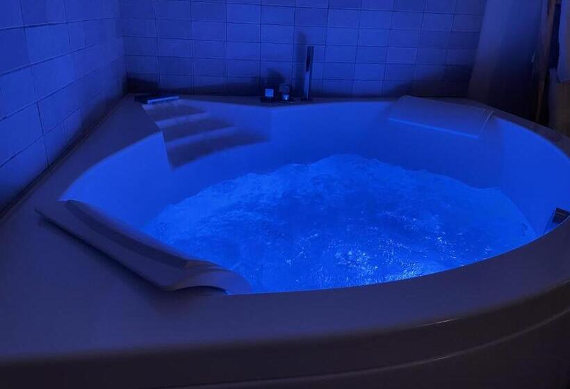 מיטת קינג בסוויטה, Mas La Chêneraie Lourmarin   Au Calme, à 10 Mn Du Centre Ville à Pied