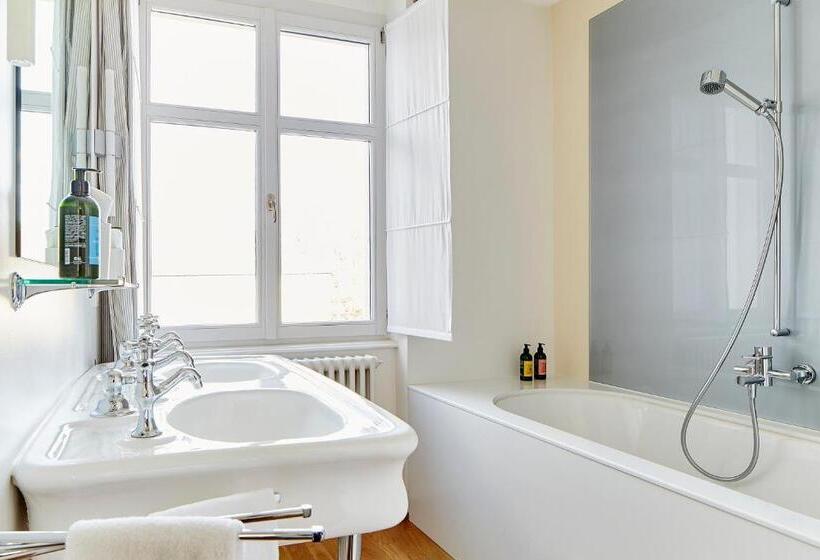 Студия Superior, Consum Boutique