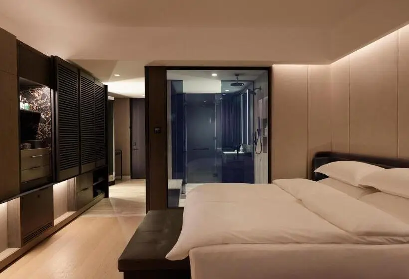 Deluxe Room King Bed & Views