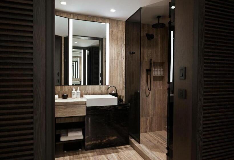 اتاق دلوکس با تخت کینگ و چشم‌انداز شهر, Equinox Hotel Hudson Yards New York City