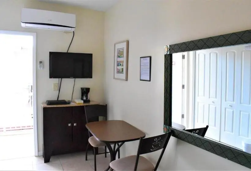 استودیوی استاندارد, Golden Sand Oceanfront