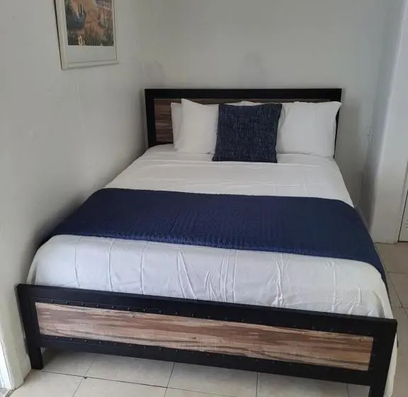 استودیوی استاندارد, Golden Sand Oceanfront
